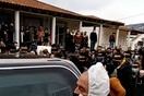 Συνωστισμός σε κηδεία στον Βόλο - Δεκάδες φίλοι και συγγενείς