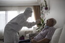Μελέτη: Οι ασθενείς με κορωνοϊό μολύνουν σχεδόν τα μισά μέλη της οικογένειάς τους
