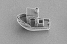 Το μικρότερο σκάφος του κόσμου μπορεί να «πλεύσει» πάνω σε μία τρίχα