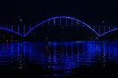 Η γέφυρα Hoan στο Μιλγουόκι έγινε γαλανόλευκη για τον Γιάννη Αντετοκούνμπο