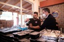 Ο Μητσοτάκης μοίρασε μερίδες φαγητού σε άπορους, σε ταβέρνα στο Κερατσίνι