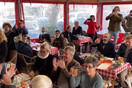 «Ελευθερία, ελευθερία»- Εστιατόριο στη Γαλλία άνοιξε αψηφώντας τα μέτρα για τον κορωνοϊό