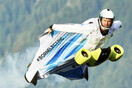 «Πετάξτε»: Η BMW παρουσίασε στολή με κινητήρες - Εντυπωσιακή πτήση στα βουνά της Αυστρίας