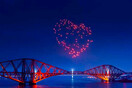 Καρδιές, ελάφια και κολυμβήτριες στον ουρανό της Σκωτίας από σμήνη drone (ΒΙΝΤΕΟ)