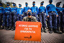 Στο Πολυτεχνείο ο Γιάνης Βαρουφάκης - Καθιστική διαμαρτυρία μπροστά σε αστυνομικούς