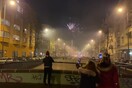 Πρωτοχρονιάτικος πανικός με φωτιές στο Βερολίνο - Έριξαν βεγγαλικά και κροτίδες παρά την απαγόρευση