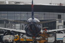 Αναγκαστική προσγείωση στη Μόσχα έκανε Boeing 777- Λόγω προβλήματος στον κινητήρα