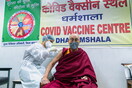 Ο Δαλάι Λάμα κάνει το εμβόλιο για τον κορωνοϊό