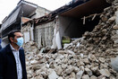 Ο Αλέξης Τσίπρας σε γκρεμισμένο σπίτι από τον σεισμό