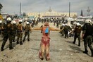 Καρέ-καρέ η "περιποίηση" μιας διαδηλώτριας από τα "αυτοσυγκρατημένα" ΜΑΤ