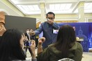 Ο πρωθυπουργός της Ταϊλάνδης ψέκασε δημοσιογράφους με αντισηπτικό