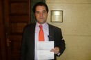 Ο Άδωνις πήγε στη βουλή το «Κουτί της Πανδώρας»