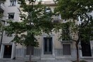 Διαδήλωση έξω από το νεοκλασικό του Άκη