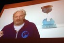 Η Μ.Ι.Α. μίλησε ζωντανά μέσω Skype με τον ιδρυτή των Wikileaks σε συναυλία της