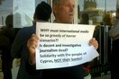 Μάθημα δημοσιογραφίας από ένα Κύπριο, με λίγες λέξεις σε ένα χαρτί