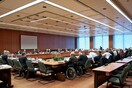 Το Eurogroup δείχνει τα δόντια του