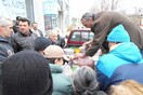 Κτηνοτρόφοι μοίρασαν πάνω από ένα τόνο γάλα στη Λάρισα