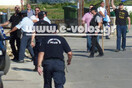 Το μεσαίο δάκτυλο ύψωσε ο χρυσαυγίτης Ηλιόπουλος σε διαμαρτυρόμενους