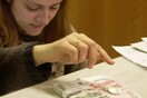 Οι Έλληνες ξέμειναν από τραπεζικές καταθέσεις