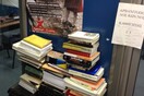 Φοιτητές «έχτισαν» με βιβλία το γραφείο του Αρβανιτόπουλου