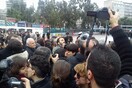 Gay φιλιά διαμαρτυρίας στον Αγιασμό του Πειραιά