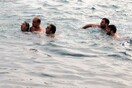 50χρονη έπεσε στη θάλασσα την ώρα του αγιασμού ως διαμαρτυρία για τα οικονομικά της