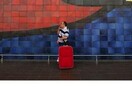 Spiegel: «Οι Έλληνες εγκαταλείπουν τη δυστυχία»
