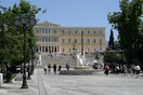 Άνδρας κάνει μπάνιο γυμνός στο Σύνταγμα! (video)