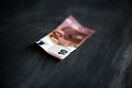 Πλούμπε: Να εγκαταλείψει προσωρινά το ευρώ η Ελλάδα