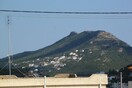 Αρτέμιδα: Κάτοικοι (και βουλευτές) εμποδίζουν κατεδάφιση αυθαιρέτου
