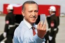 Η selfie που εξόργισε τον Ερντογάν - Έφοδος της αστυνομίας σε περιοδικό γι' αυτό το εξώφυλλο
