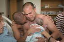 Αίσθηση από τους δύο μπαμπάδες με το νεογέννητο τους