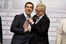 Ο Γιούνκερ επιχείρησε να «φορέσει» γραβάτα στον Τσίπρα
