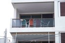Είχες ακούσει πολλά για το απέναντι διαμέρισμα