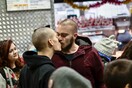 Διαμαρτυρία με φιλιά για ομοφοβικό περιστατικό στο Burger King
