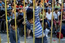 Χιλιάδες κλειδωμένοι σε ένα στάδιο - Καταγγελίες για κακομεταχείριση των προσφύγων στην Κω και αδράνεια των αρχών