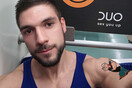 Ο Ποπάυ βγάζει selfie μέσα στο μετρό