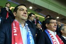 Ο Τσίπρας με το ελληνοτουρκικό κασκόλ και τον Νταβούτογλου στο γήπεδο Φατίχ Τερίμ