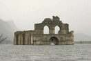 Αλλόκοσμες φωτογραφίες από ναό 400 ετών που αναδύθηκε στην επιφάνεια λίμνης στο Μεξικό