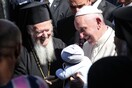Ανάμεσα σε γυναίκες, άνδρες και προσφυγόπουλα που του φιλούσαν το χέρι ο Πάπας