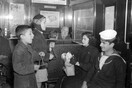 Τα κάλαντα της Πρωτοχρονιάς ακούγονται ασυνάρτητα διότι είναι ένα δειλό τραγούδι αγάπης