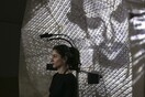 Η Ιωάννα Παυλάκη δοκίμασε τη μέθοδο Abramovic στο Μουσείο Μπενάκη