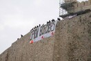 Πανό στην Ακρόπολη για ανοιχτά σύνορα