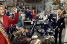 Το 2015 σε μια φωτογραφία - O Βαρουφάκης υψώνει το μεσαίο δάχτυλο με τον Τσίπρα καβάλα στη μηχανή του