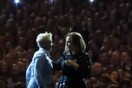 Η Adele βοήθησε σε μια απίστευτη πρόταση γάμου που έγινε από τη σκηνή της συναυλίας της