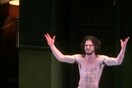 O Kit Harington αποκαλύπτει τα οπίσθιά του σε θέατρο στο Λονδίνο