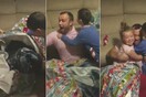 Δύο πιτσιρίκια ξετυλίγουν το καλύτερο δώρο των Χριστουγέννων