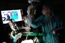Για πρώτη φορά ένα αυτόνομο ρομπότ ολοκλήρωσε εγχείριση εντέρου καλύτερα και από έμπειρους χειρουργούς