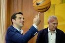 Ο Τσίπρας κάνει κόλπα με την μπάλα στο Μαξίμου