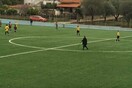 Θεσπρωτία: Γιαγιά περνάει μέσα από γήπεδο και διακόπτει αγώνα :)